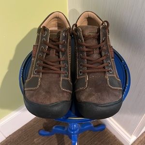 Keen Austin in chocolate brown. Size 8 1/2